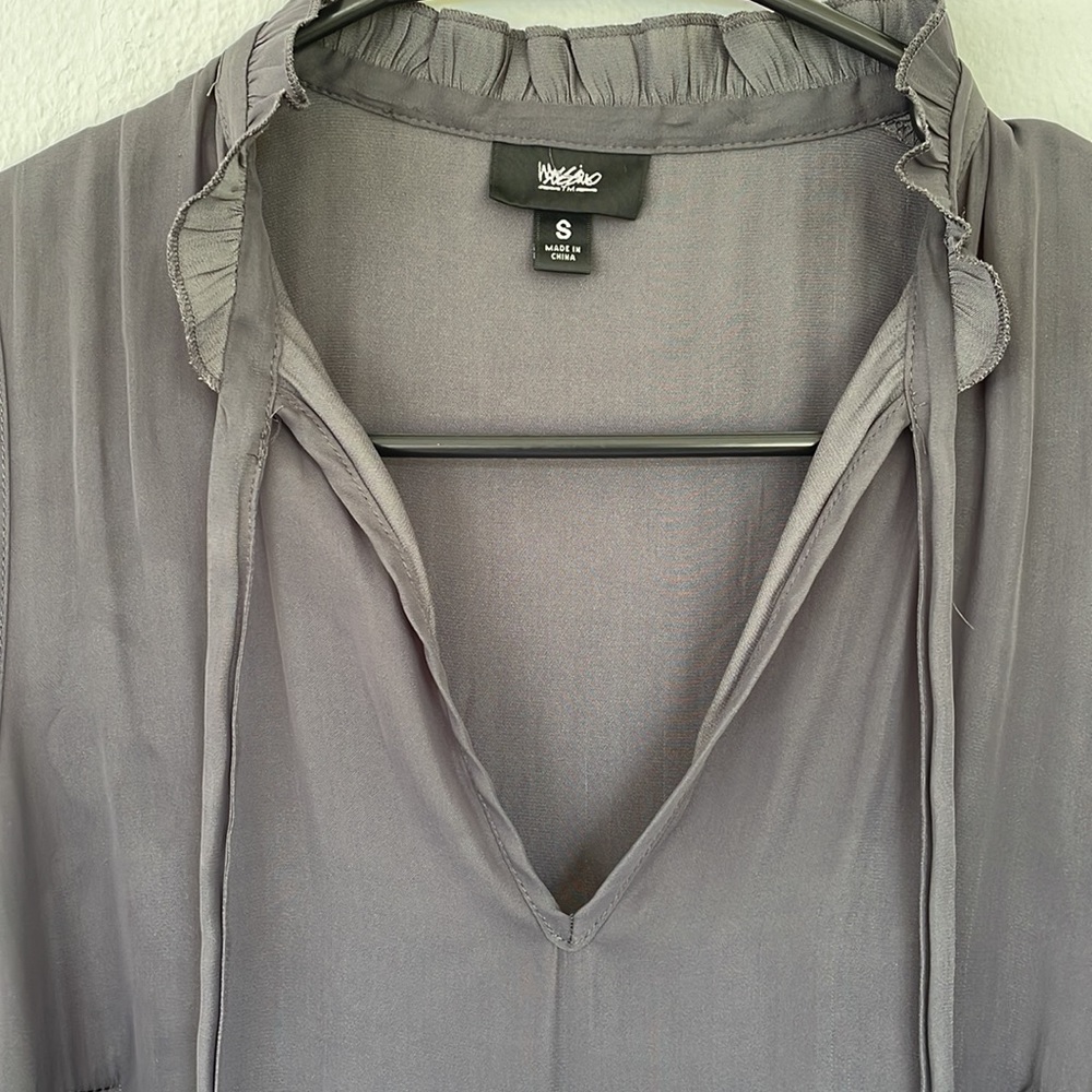 Mossimo gray sleeveless ruffle neckline blouse size small - Picture 3 of 5